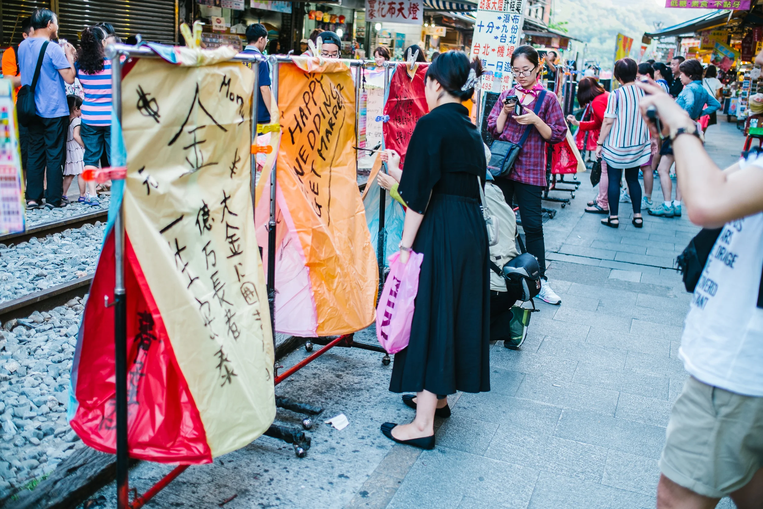 People writing down their wishes, most write something about health, wealth, work and getting married.