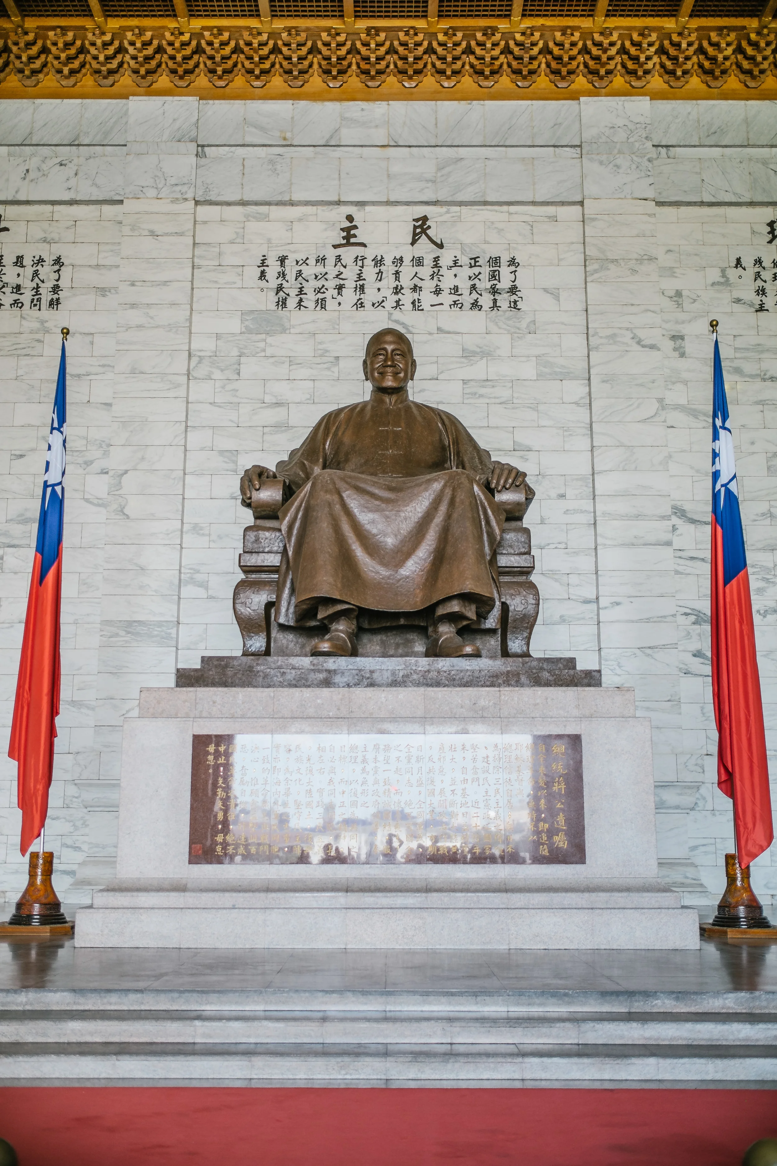 Kind of like Abraham Lincoln, similar pose
