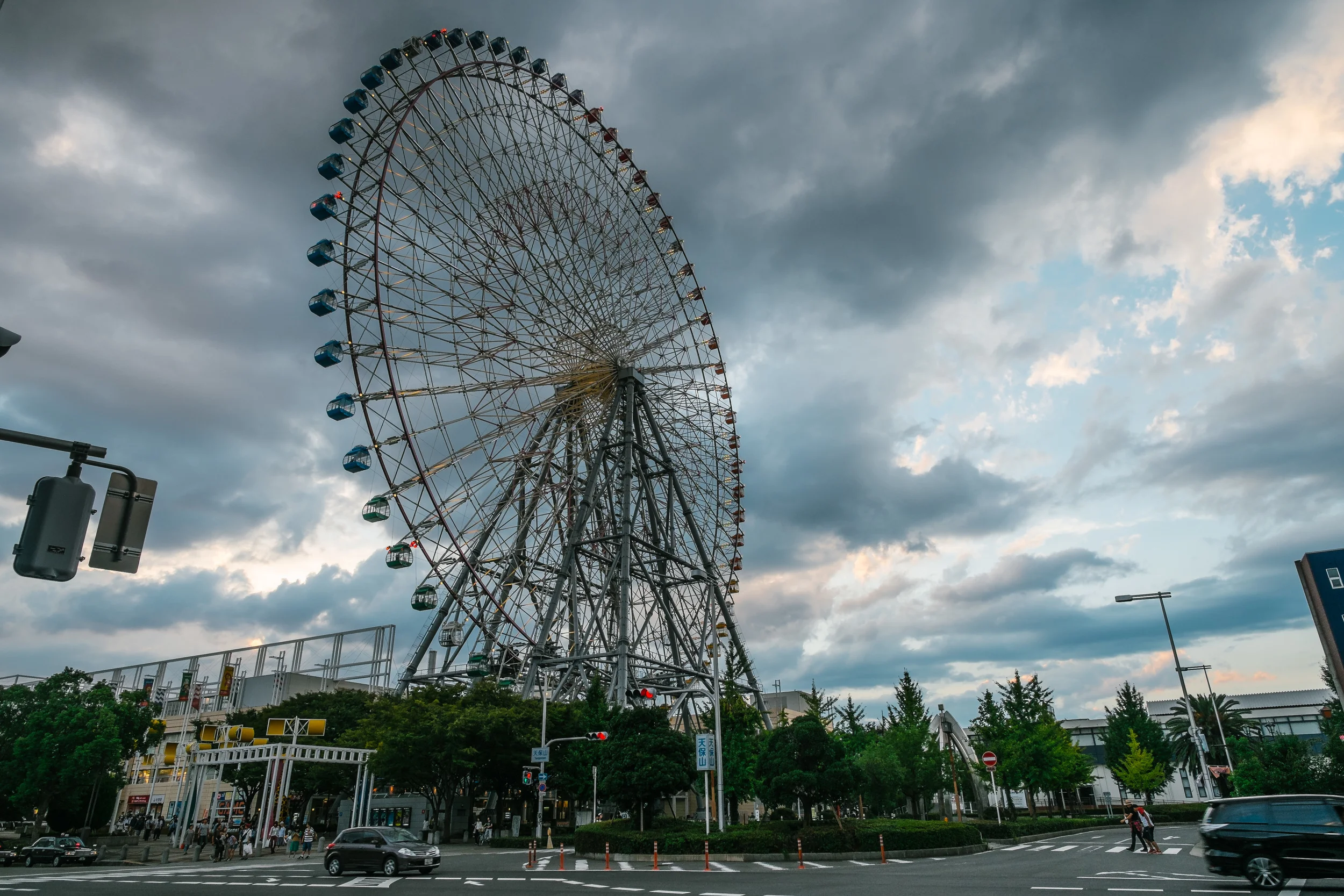 Clouds have set in after my ride around the ferris wheel, the lights are just appearing