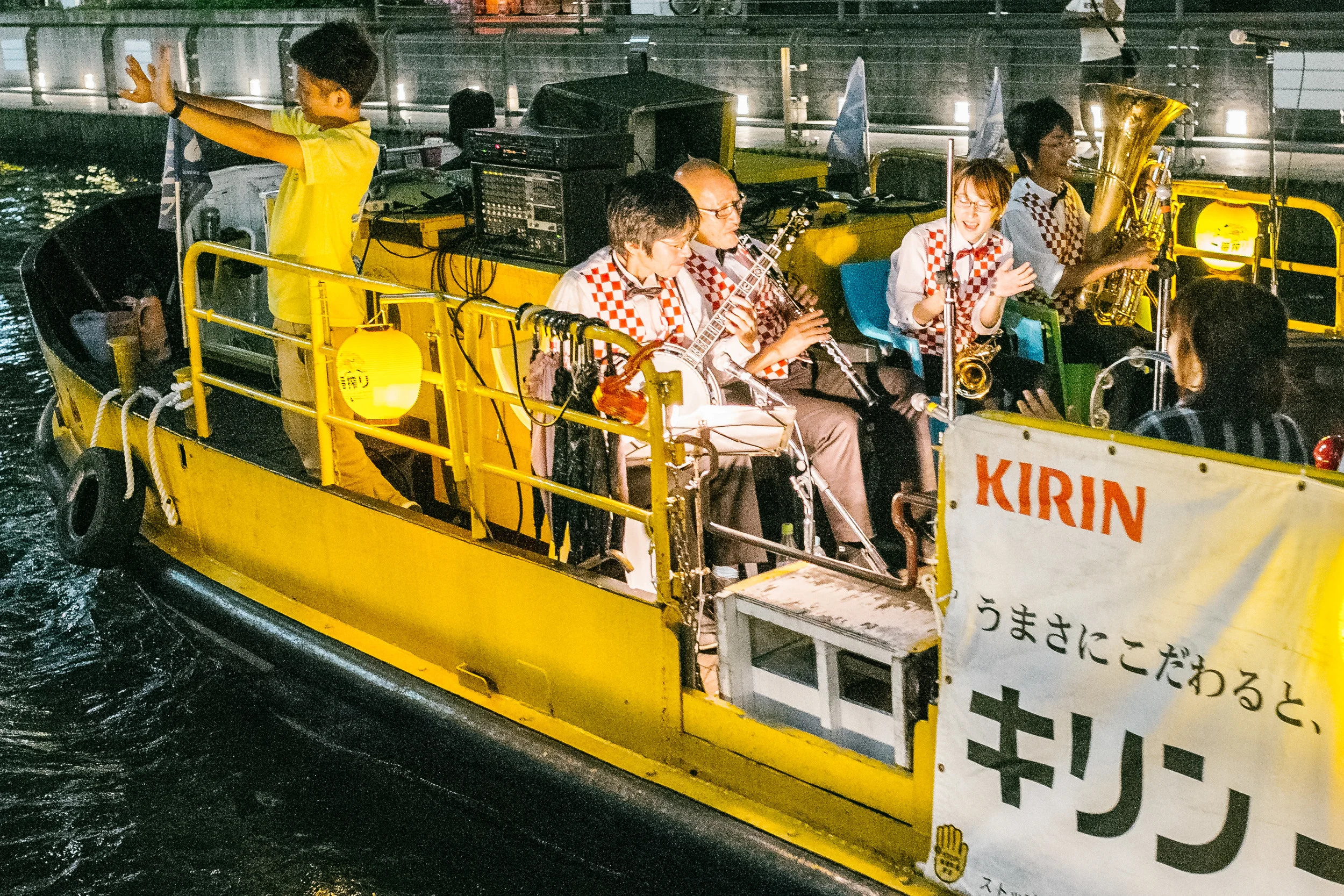 Taking a stroll down the canal allows you to absorb the atmosphere, entertainment on the canal