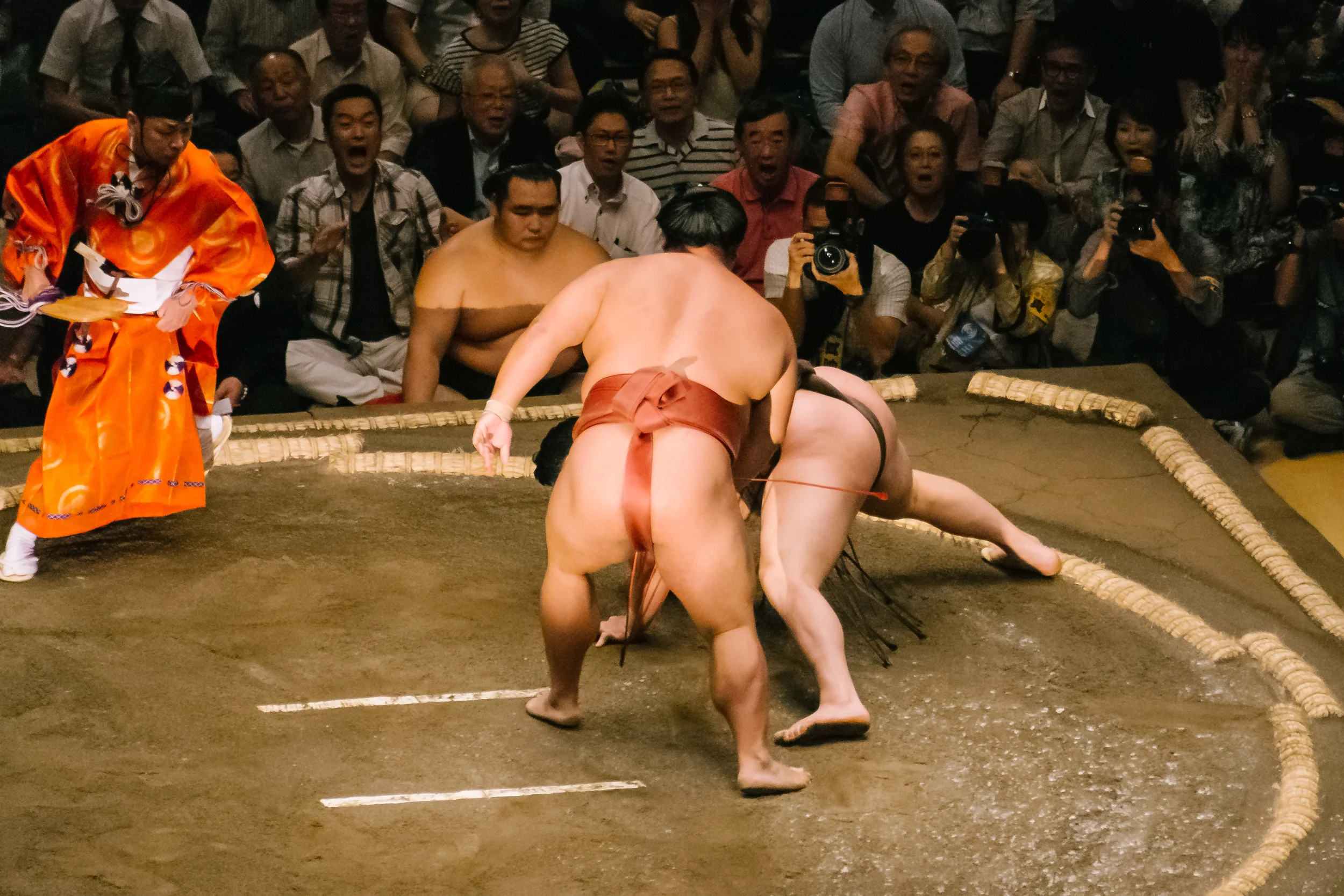 Yoshikaza manages to get Yokozuna Hakuho off balance