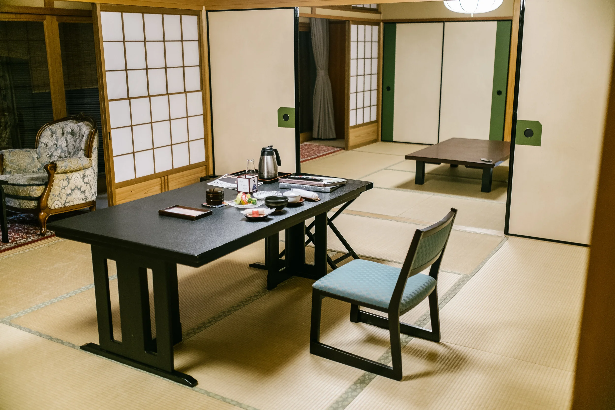 The table more for westerners who can not fold their legs like me. The complimentary welcoming snack is on the table