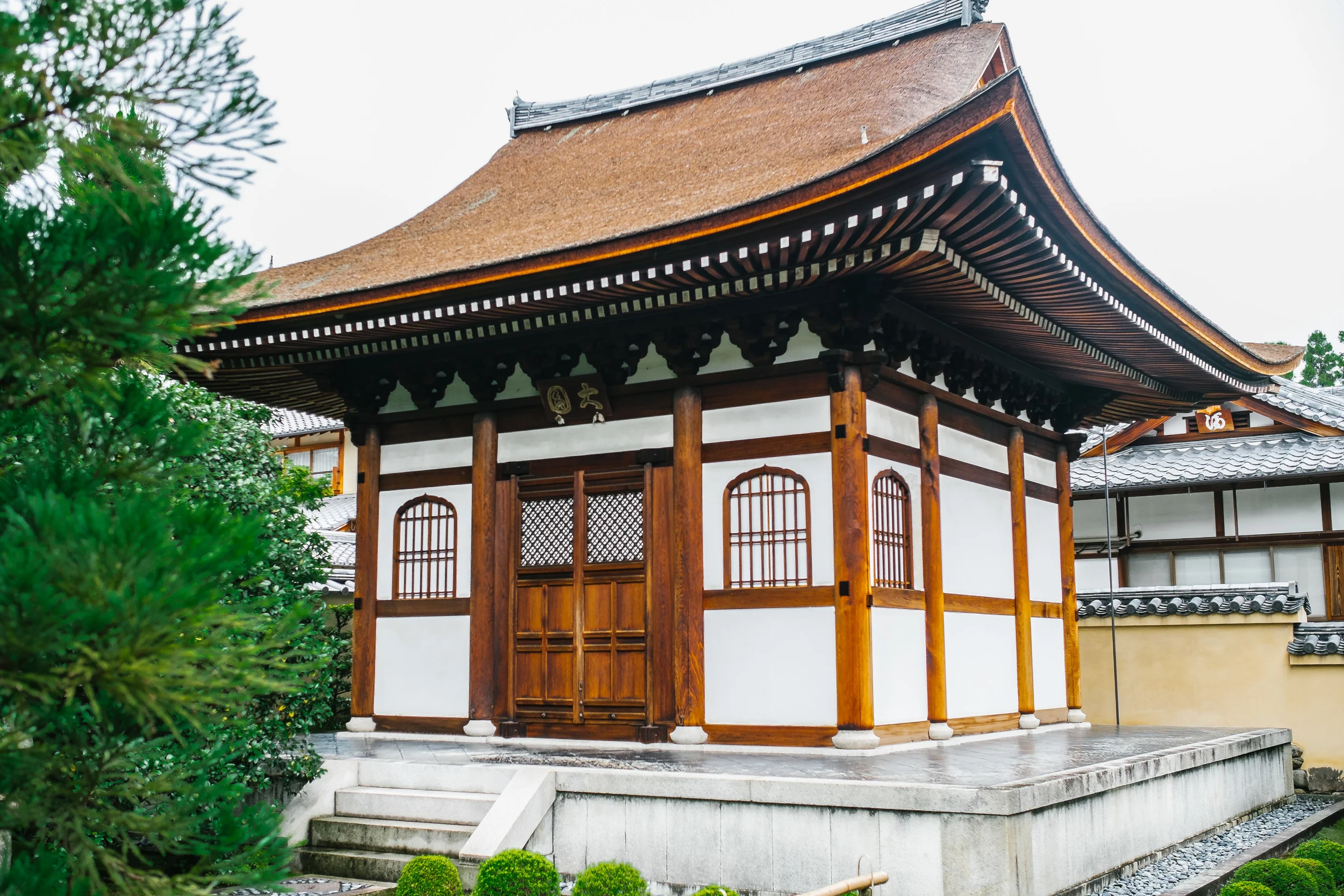 A small sub temple in the grounds.