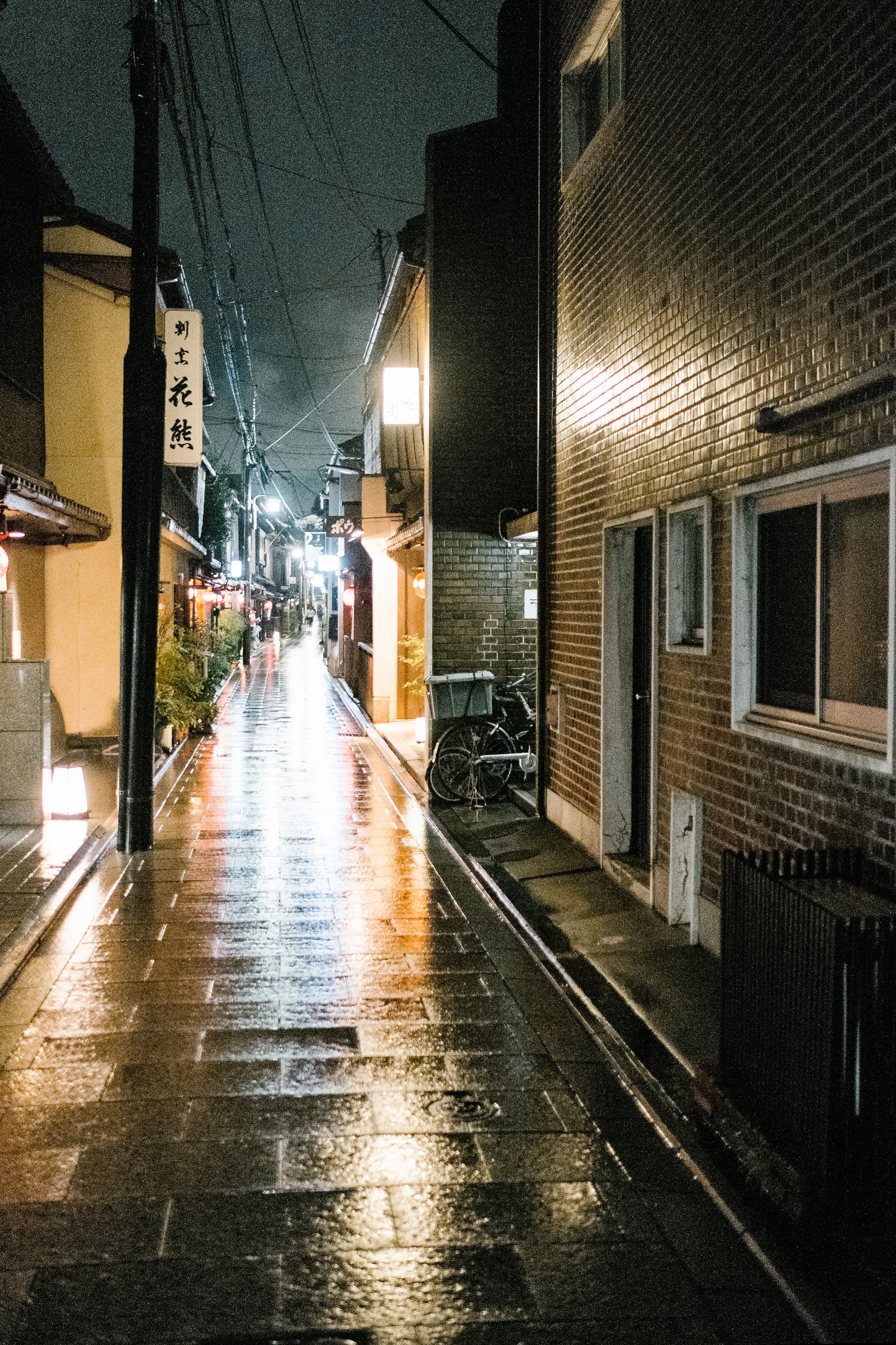 Alley ways off Hanami-koji-dori