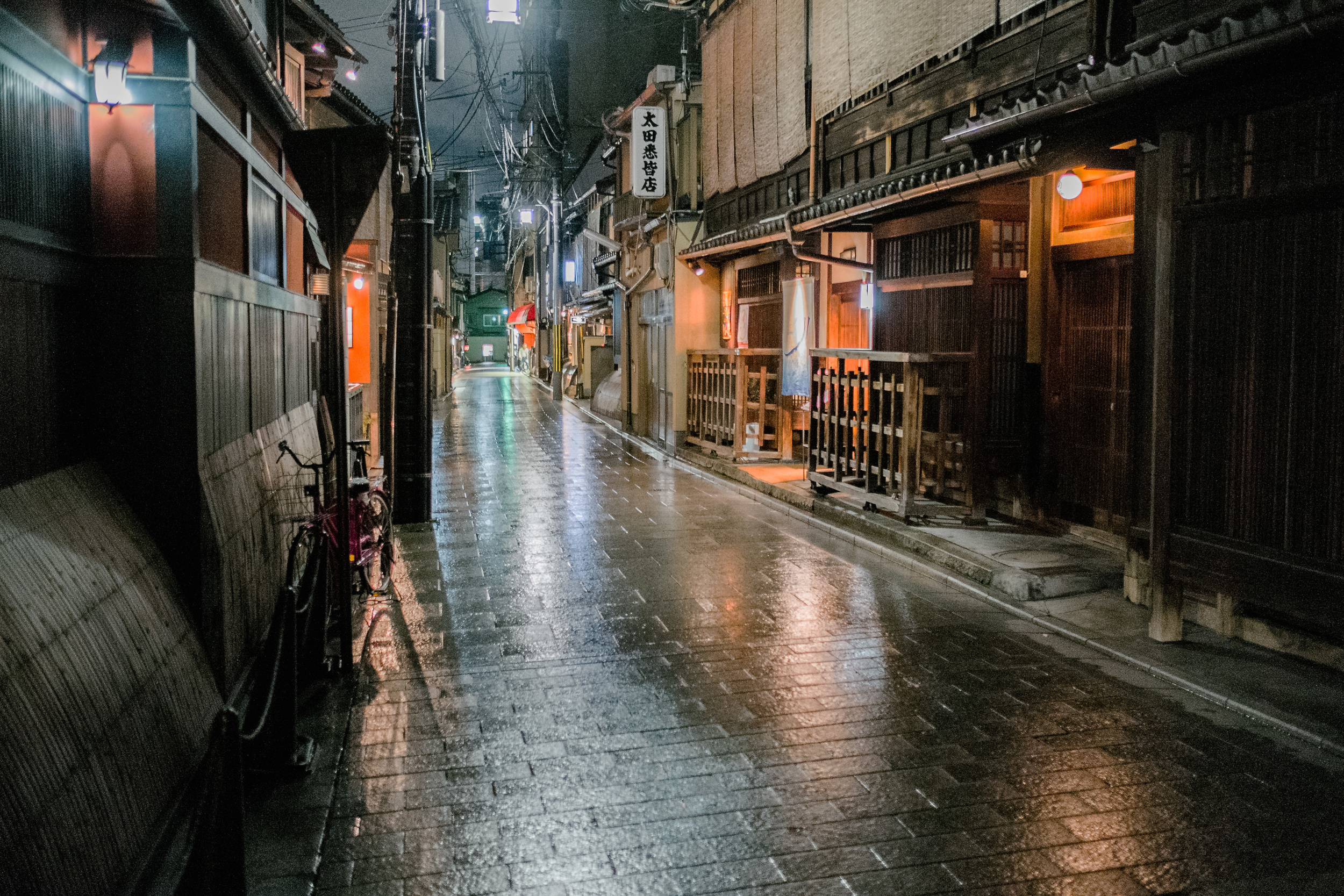 Losing hope in finding a Geisha in this wet evening