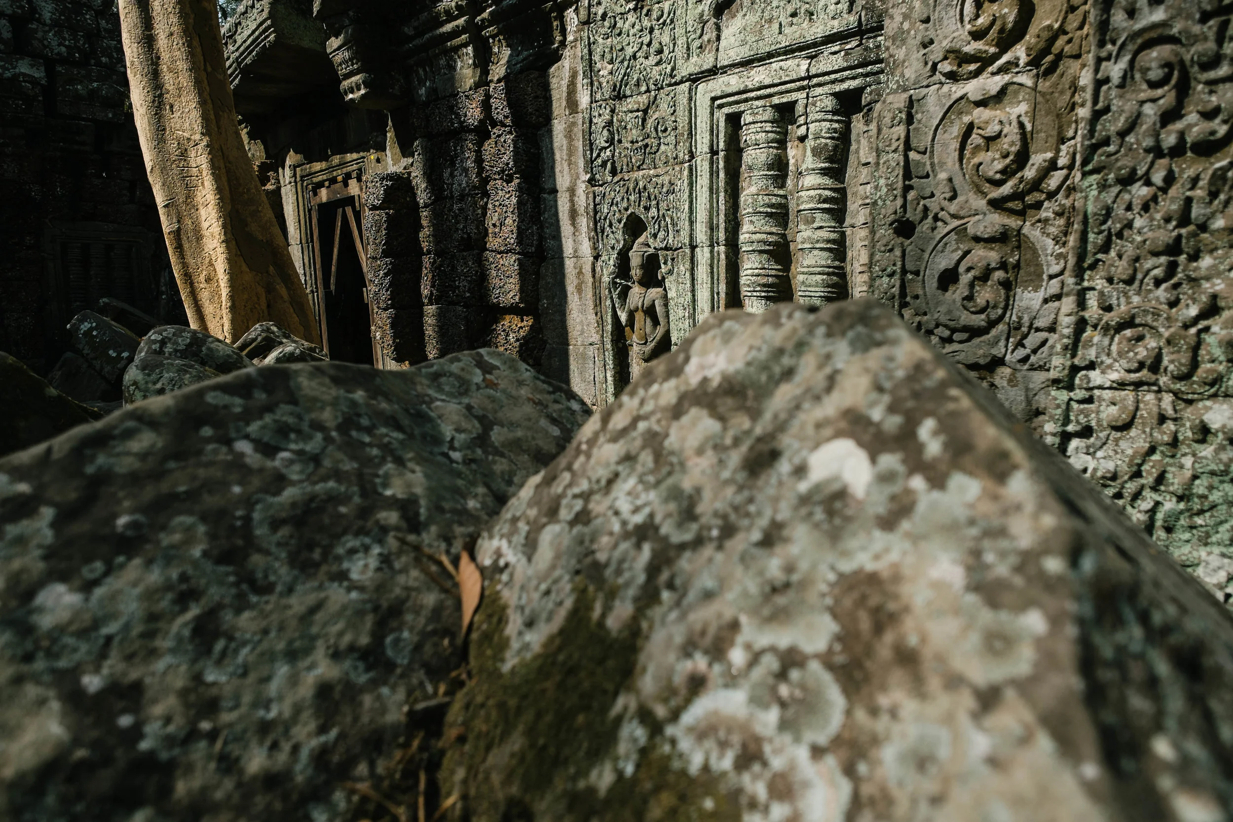 The temple in some places is in ruins but it is remarkable how some carvings remain fully in tact.&nbsp;Fuji X-Pro 1, 14mm f/2.8