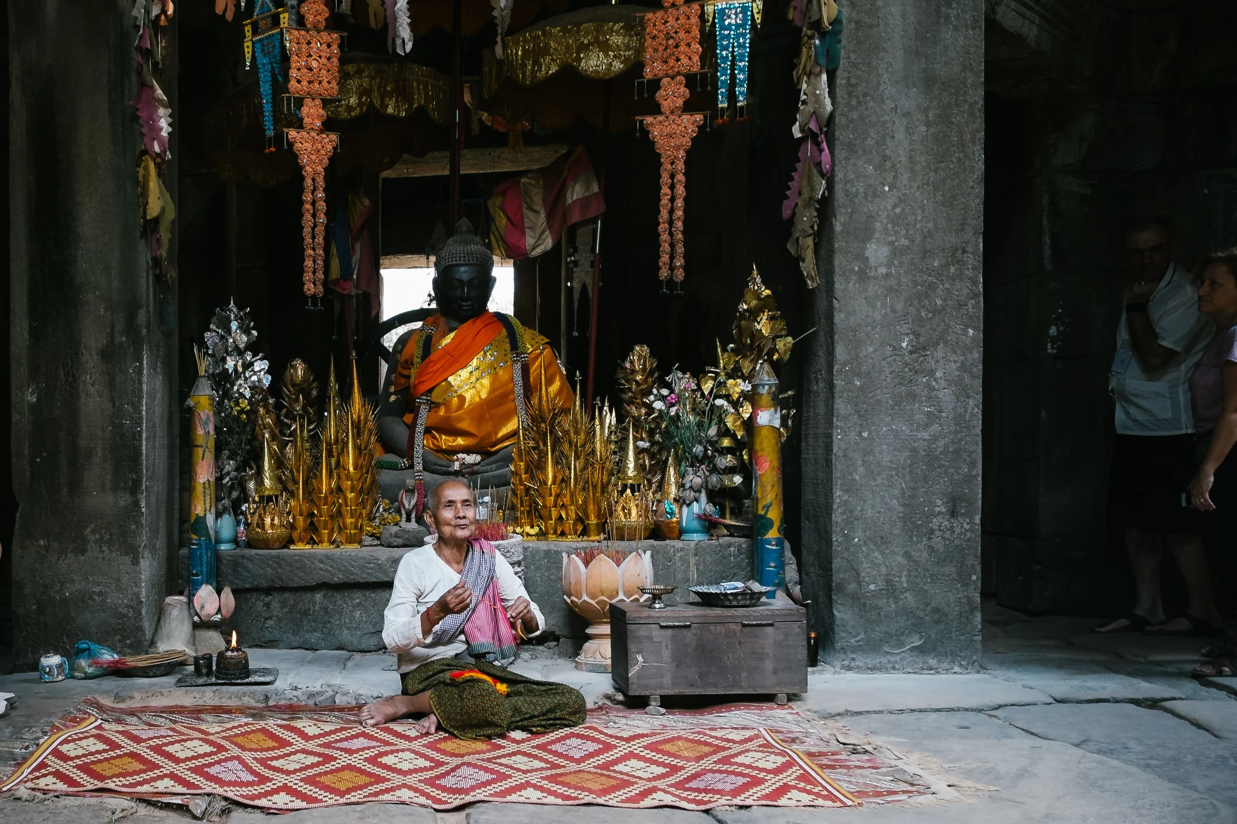 Man who helps you pray with buddha.&nbsp;Fuji X-Pro 1, 14mm f/2.8