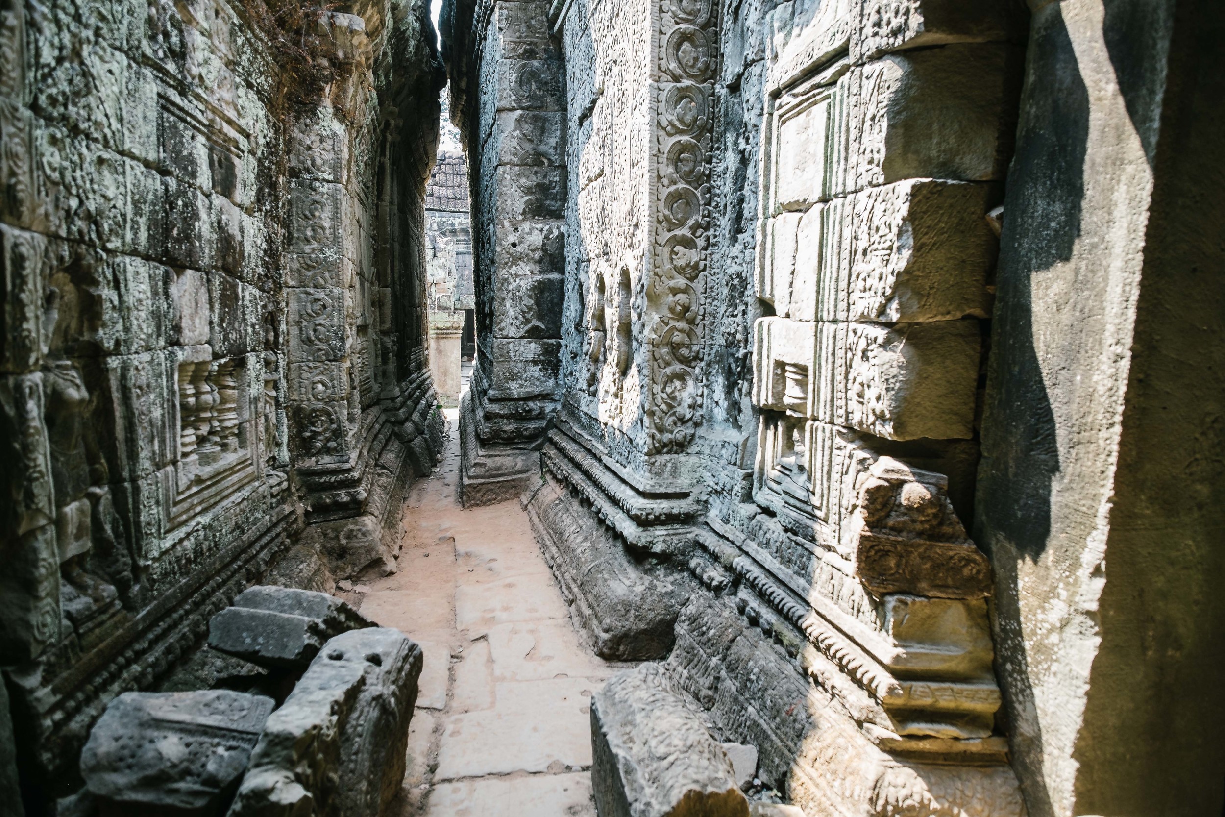 Deliberately built narrow hallway ?&nbsp;Fuji X-Pro 1, 14mm f/2.8