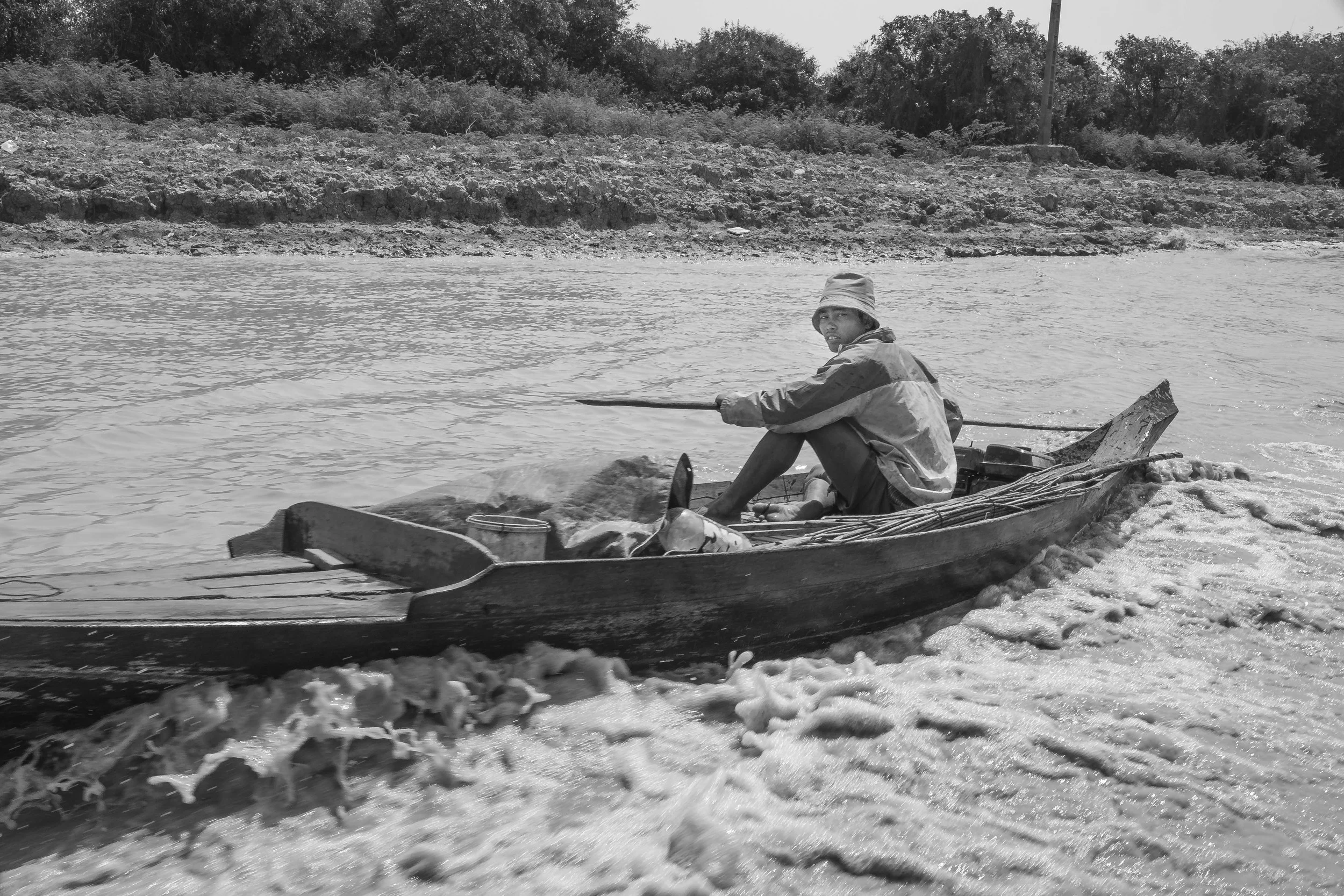 Local fisherman boat, he is just transporting things around to get some pay. Fuji X-Pro 1, 23mm f/1.4