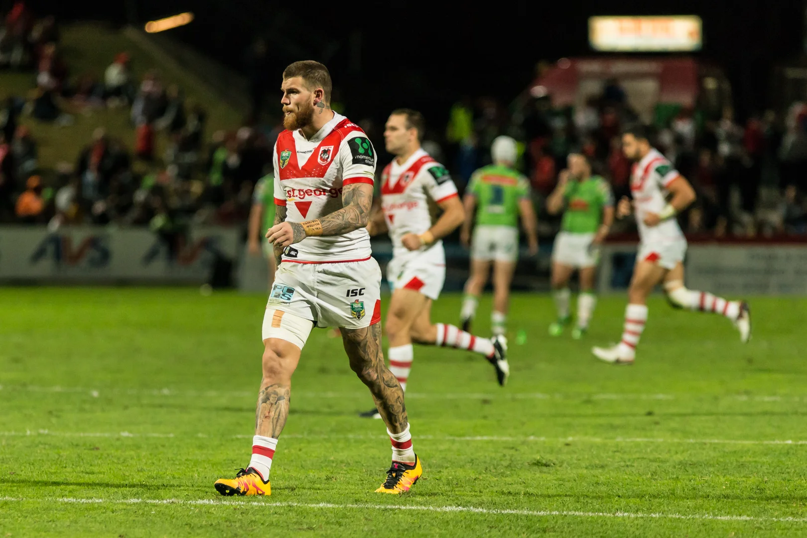 Josh Dugan tatts and all gets on the field and moves to his position on the field before the kick off