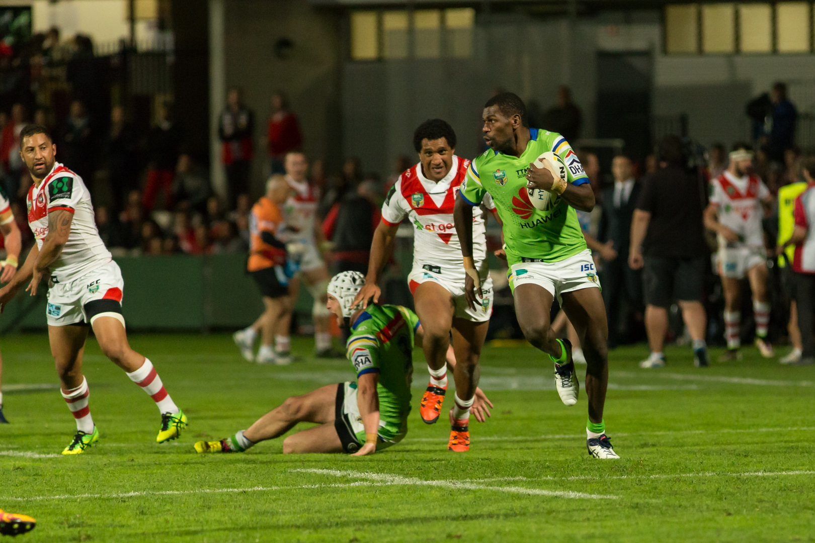 Edrick Lee makes a break early in the 2nd half.