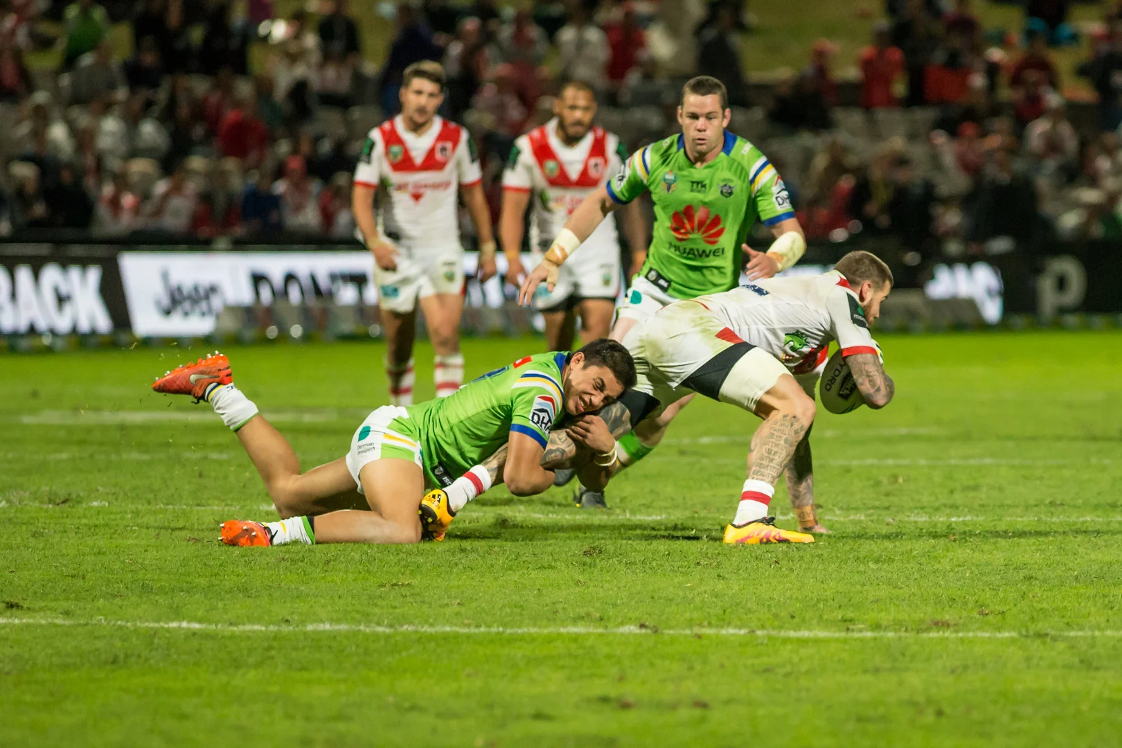 Duges almost breaks free