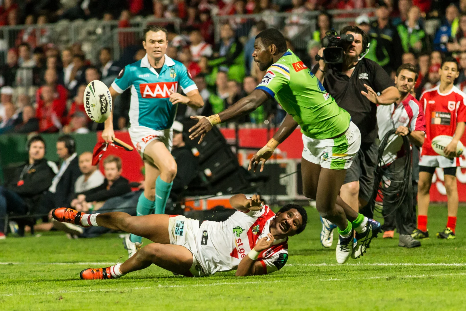 Bugger, Edrick Lee makes another break and off loads ...