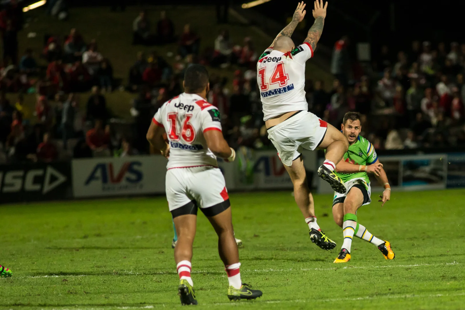 Raiders have a few chances for field goal, big Russell Packer jumps up to put pressure on Sezer