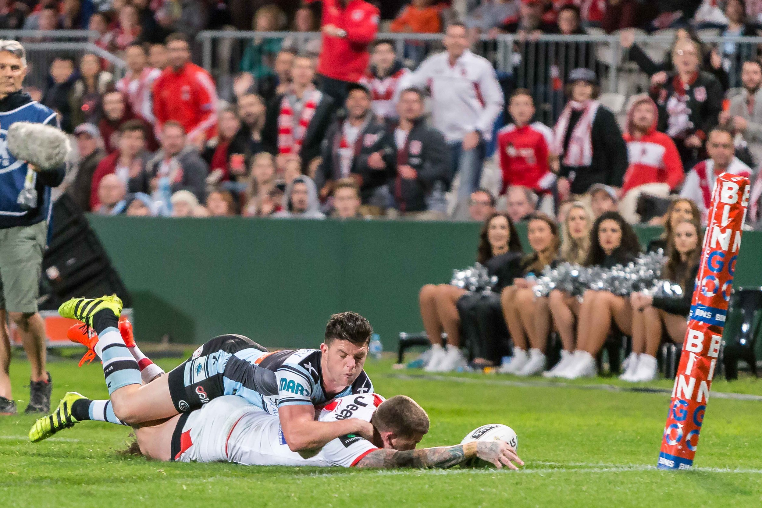 Duges just short of the line