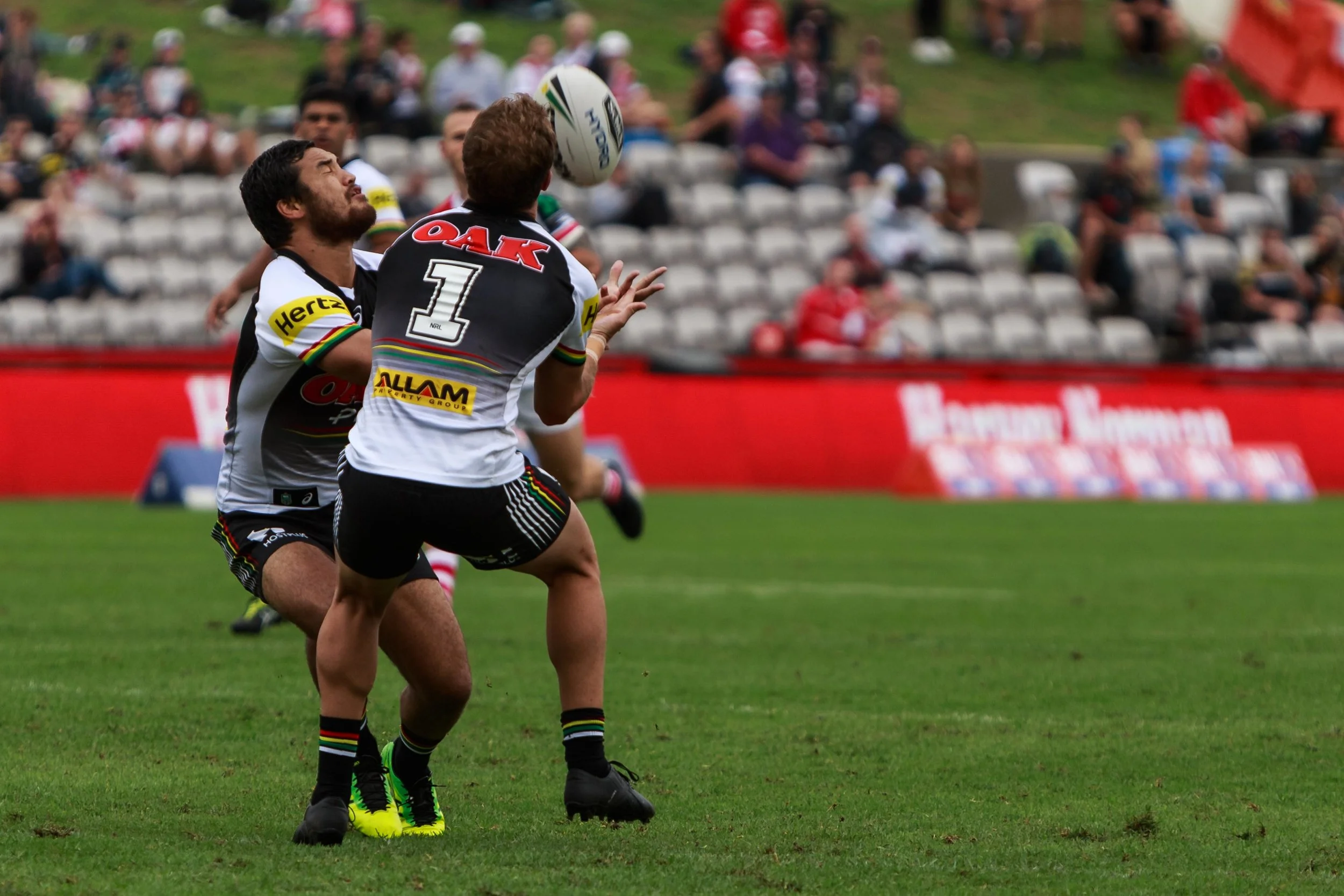 No warm up here, no one calls Hiku and Moylan go for an early bomb