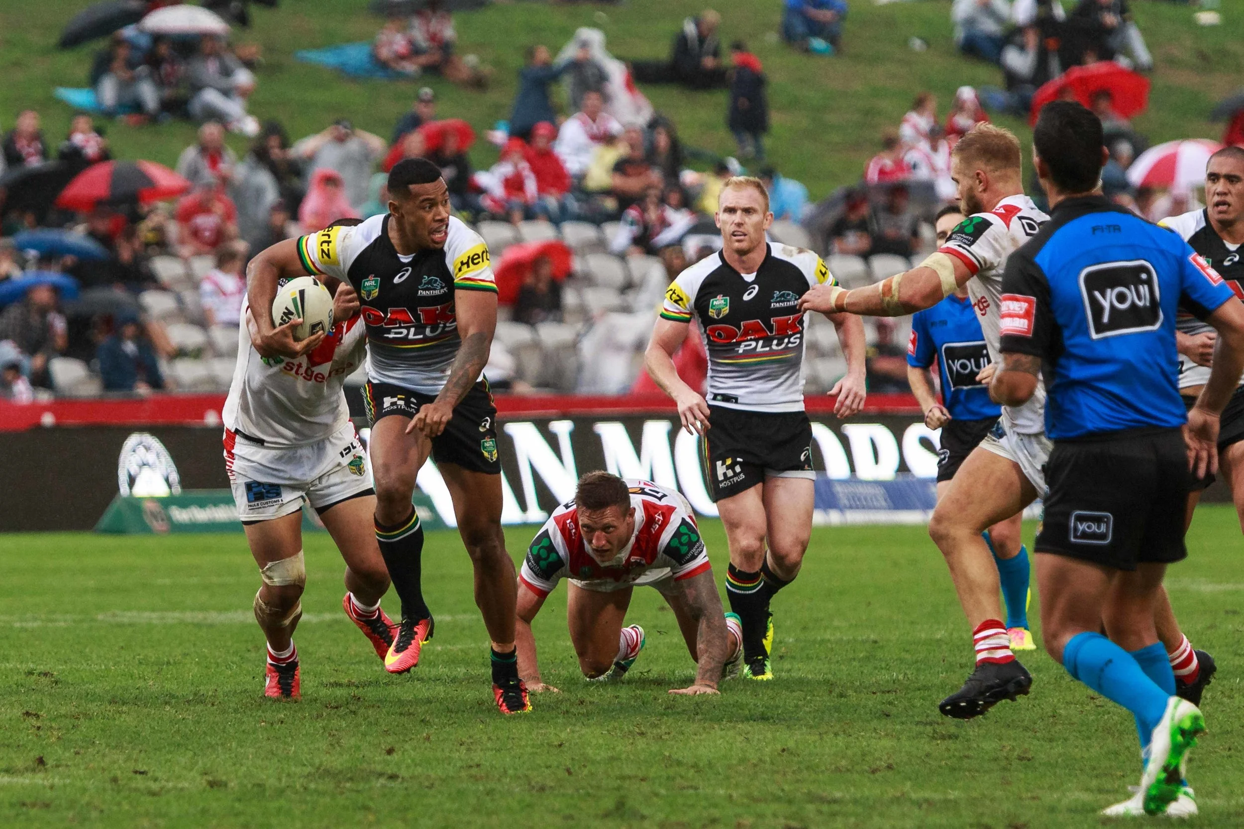 Waqa Blake on the charge... not looking good for the Dragons here