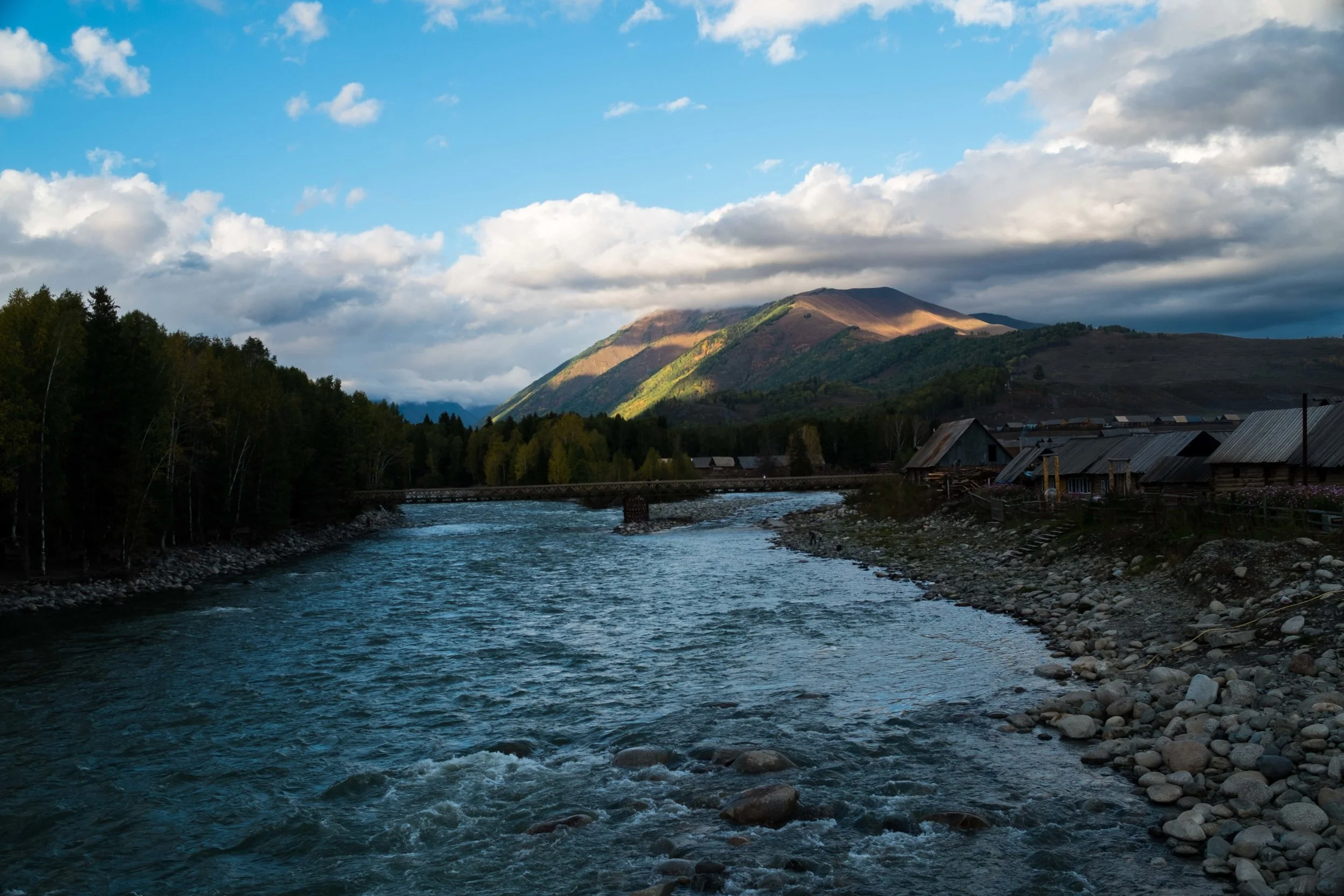 Kanas Lake merges with the Hemu River