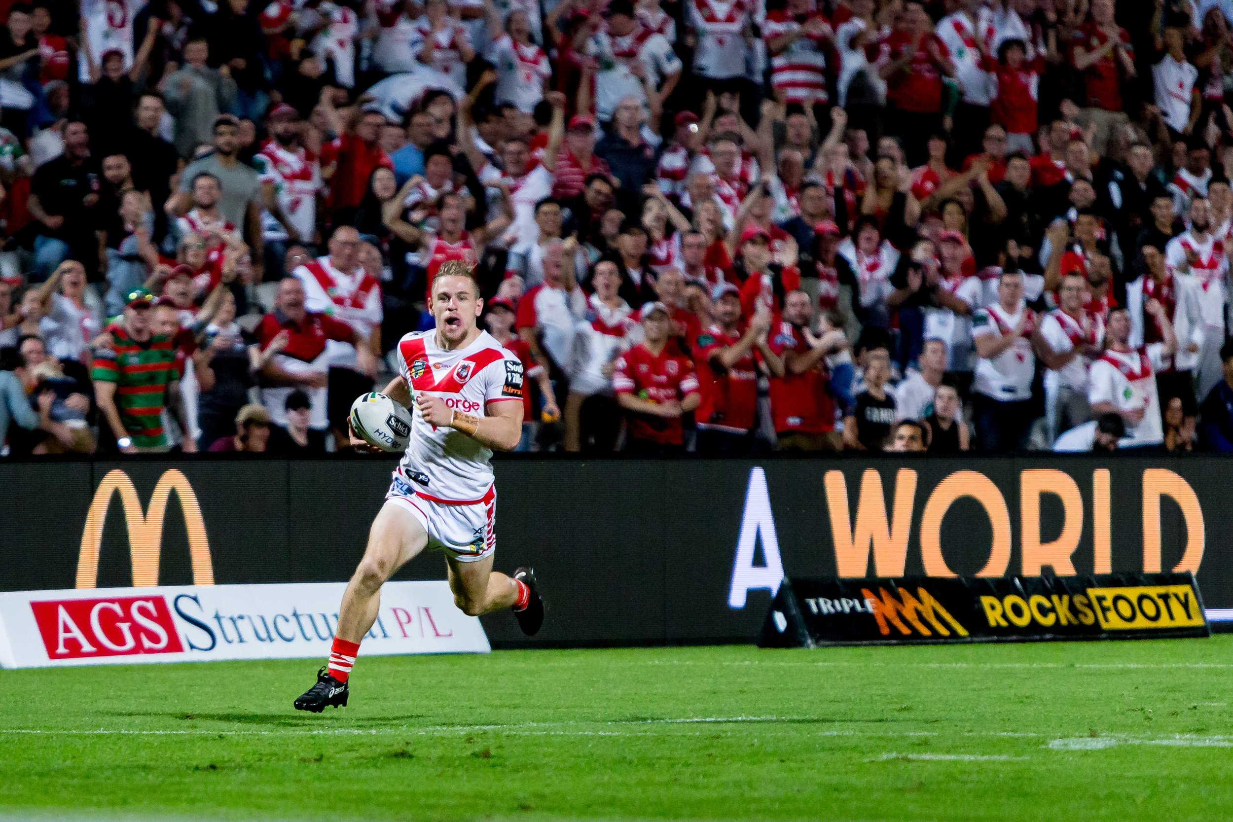 Dufty the recipient of a Ben Hunt handoff to lead to a try