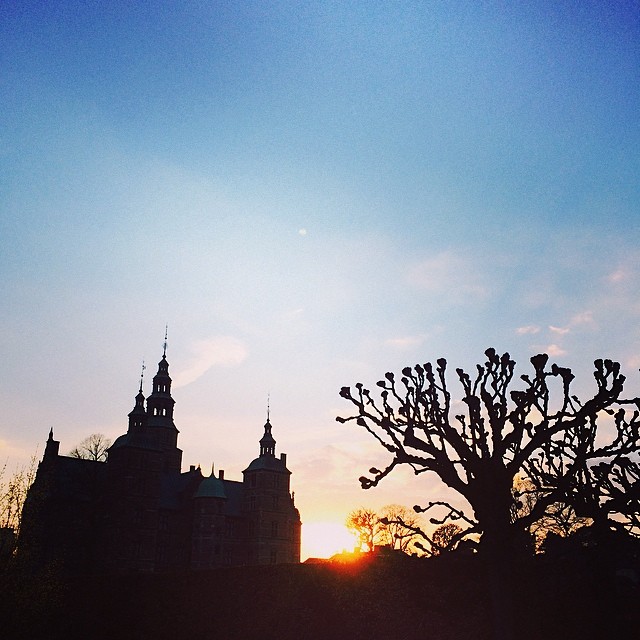 Last of the #eveningsun setting behind #Rosenborgslot in #kongenshave #copenhagen