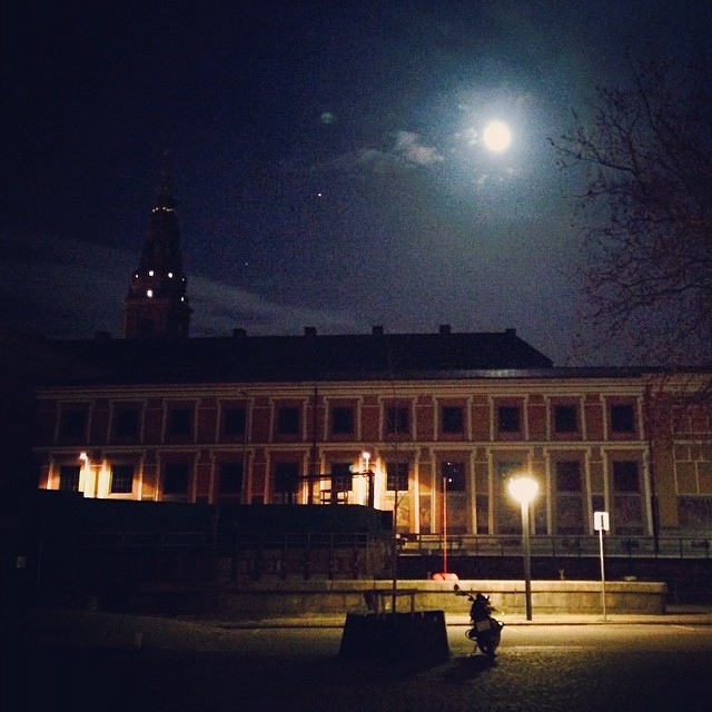 #fullmoon over #torvaldsenmuseum #copenhagen