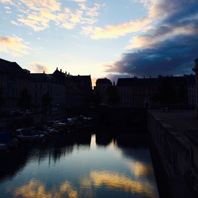 Going to be another amazing #sunset tonight in #copenhagen - phones to the ready ;) #reflections #stormbroen