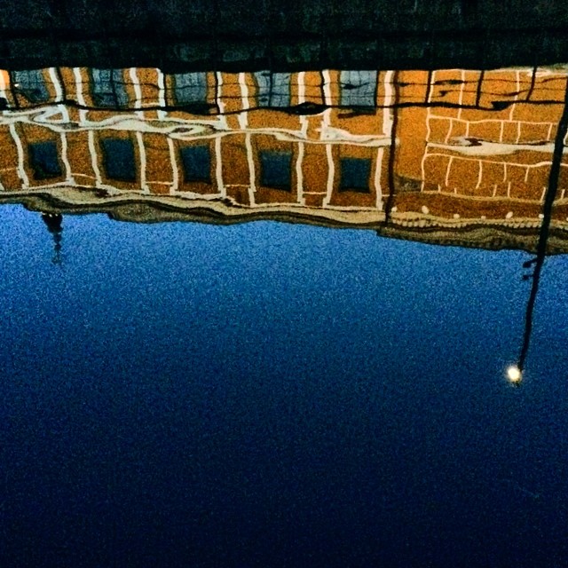 Time for some late night #reflections - #thorvaldsenmuseum #copenhagen #orange #blue #canal