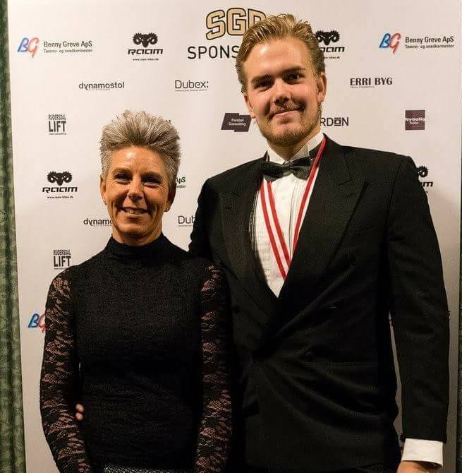 Benjamin Qvist med sin mor Gitte, under Galla- og Awardnight 2016 i november. 