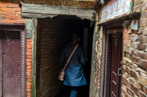 One of the dark alleyways between courtyards