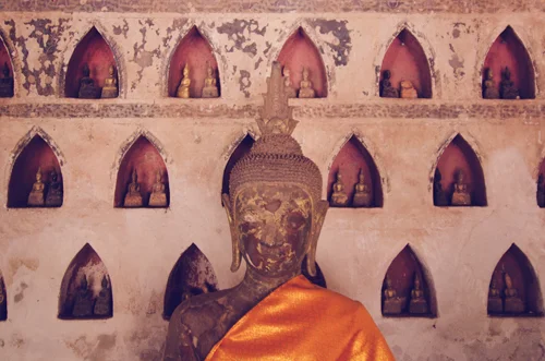 Hundreds of small niches hold small Buddha figurines and the cloisters are lined with larger Buddha sculptures throughout the temple courtyard