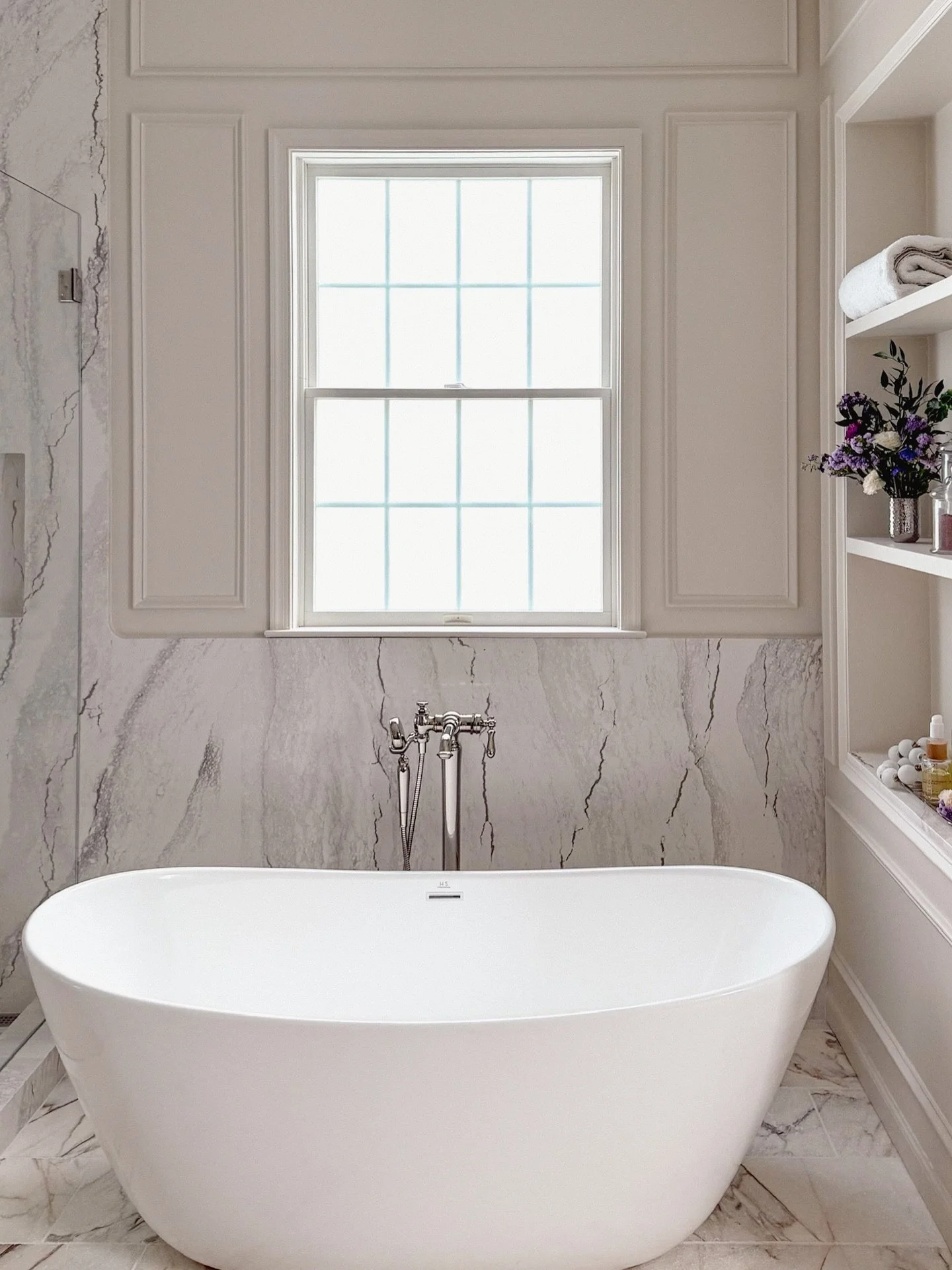 Swipe >>> to see this transformation. My all time favorite @hydrosystems tub paired with @cambriasurfaces seamless slabs executed by @solidimagellc 
Designer: @ginadragodesign 
Contractor: @overholtcontracting
Photography: @andreeapricopp