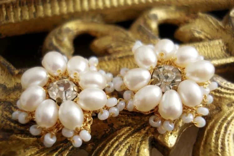 Lys-Gold-Earrings-det.jpg