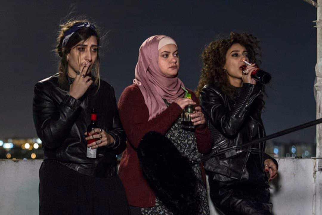 IN BETWEEN (BAR BAHAR)