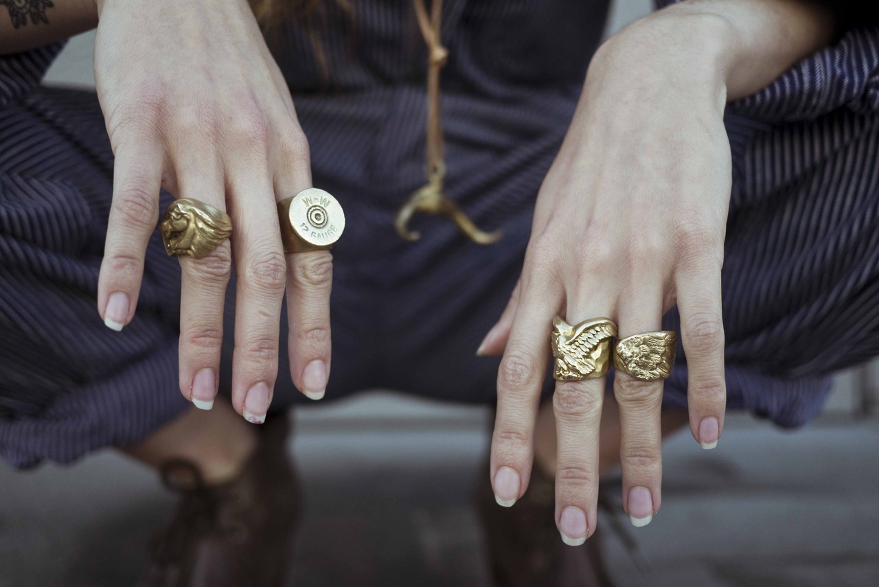 Золото и серебро на одной руке. Массивные кольца. Перстень на руке. Кольцо на руке. Перстень женский.