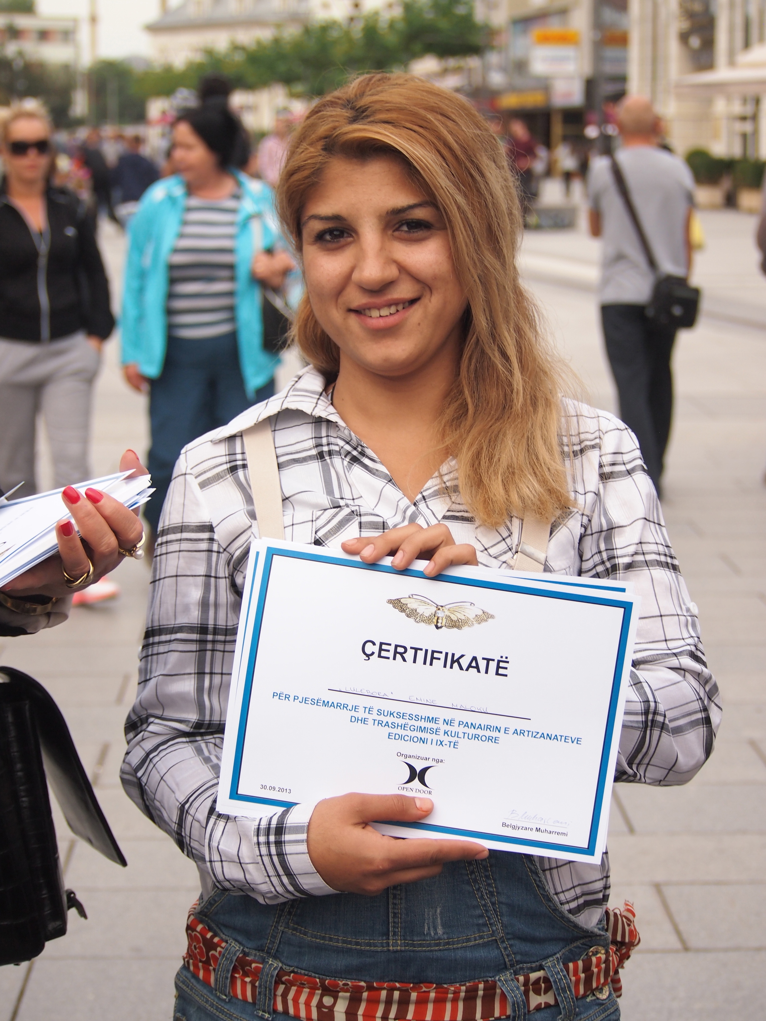 Vullneti i Grave member receives certificate at the 'Handicrafts and Cultural Heritage Fair 2013'