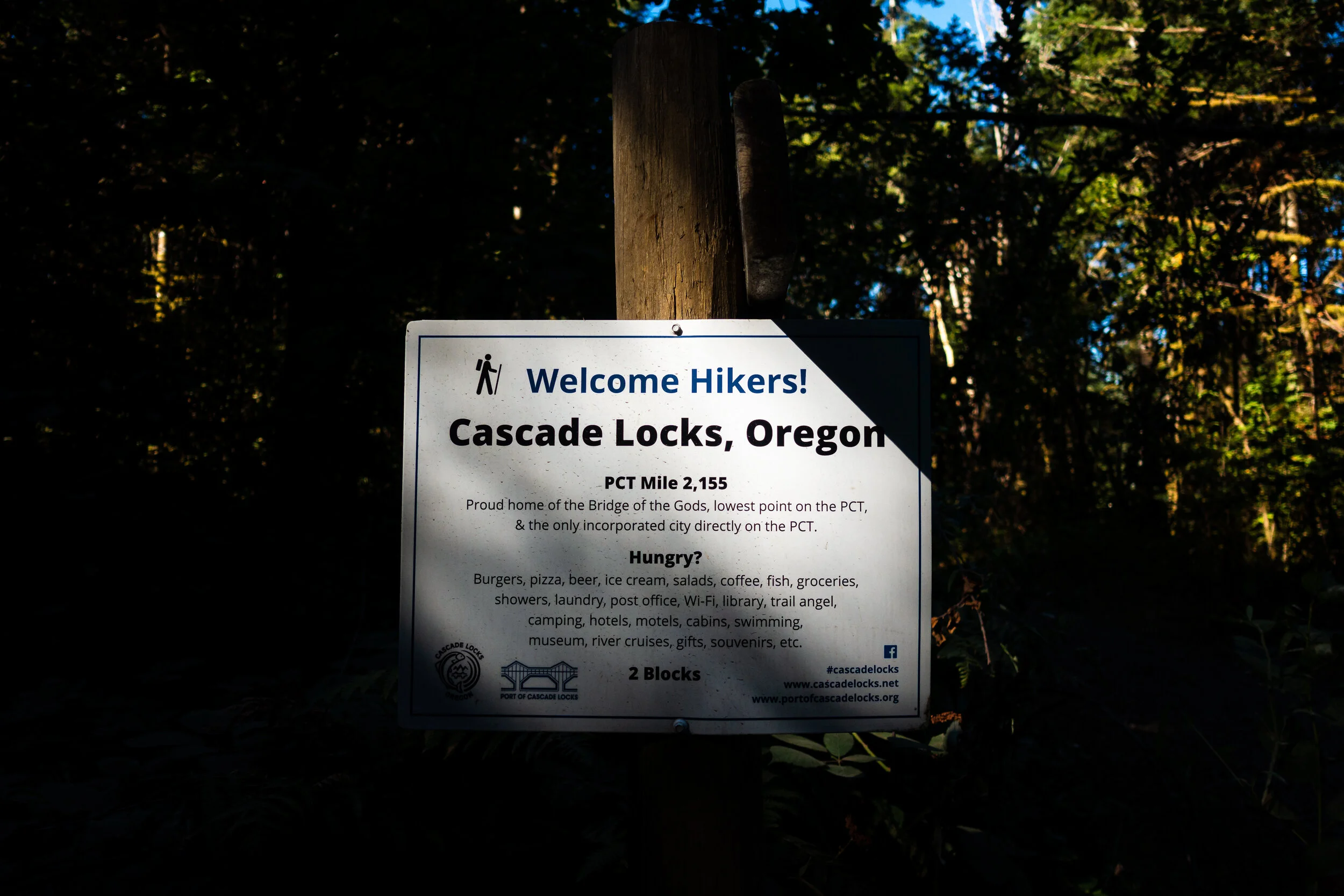 welcome-hikers-sign-cascade-locks.jpg