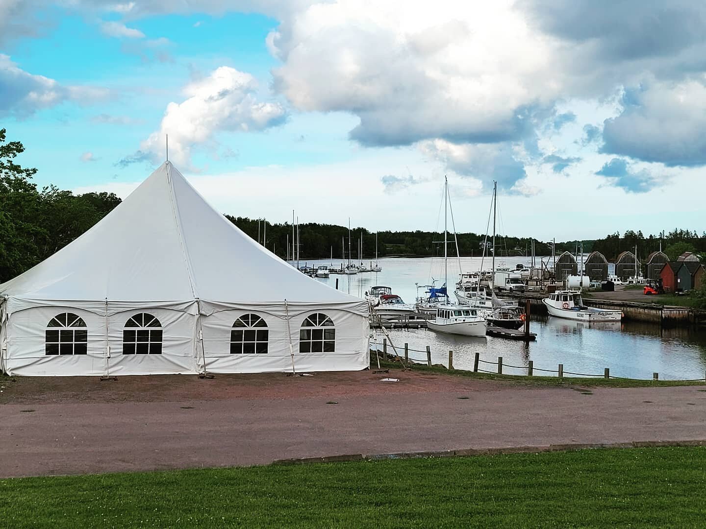 What a location for our setup in Montague this week..congrats to all of the grads and hope you enjoyed a beautiful evening for your prom! 

#tentrental #waterfront #prom #gradclass2021