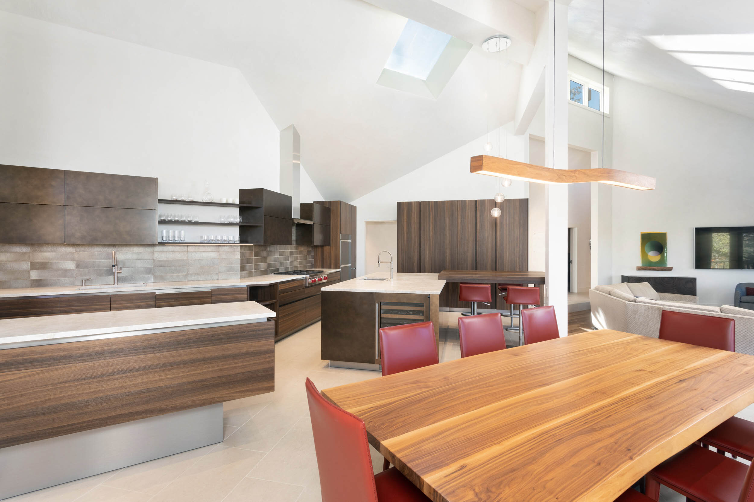 Bathed in natural light, the main living spaces are characterized by functionality and purity.