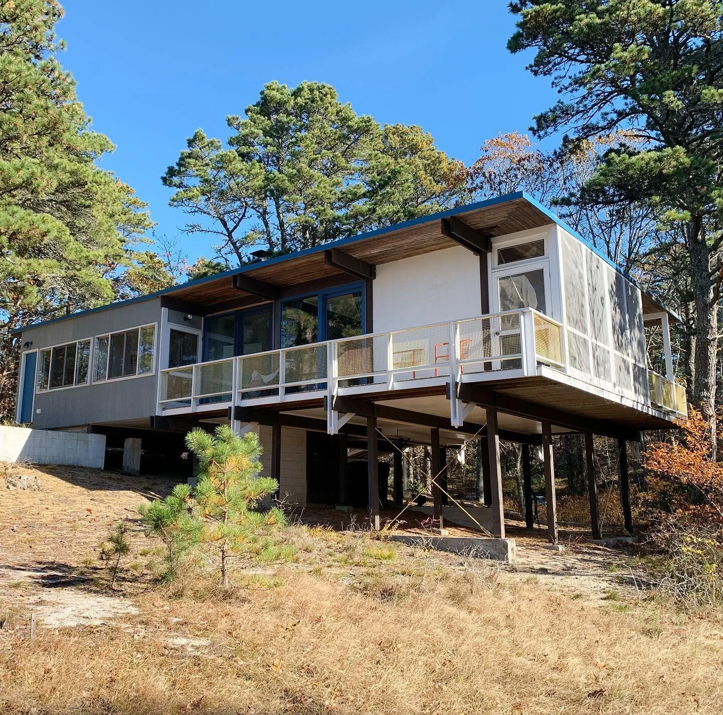 The Weidlinger House, 1953, Paul Weidlinger (restoration completed June 2014) ccmht.org Fun fact: Kenneth Frampton spends a week here every summer writing his books. A very well conceived and charming little wooden structure!
.
.
.
.
.
.
.
#capecodem
