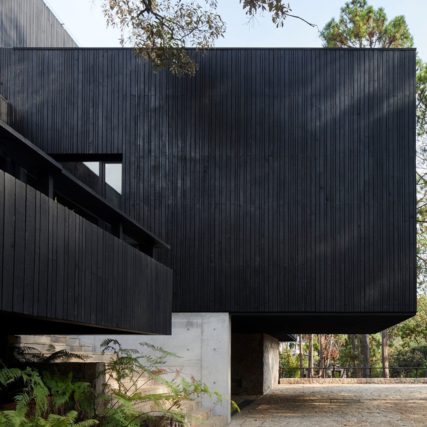 Casa Di-Dox by @magaldi_studio in Valle de Bravo, Mexico.
.
.
.
.
.
#mexicanarchitecture #shousugiban