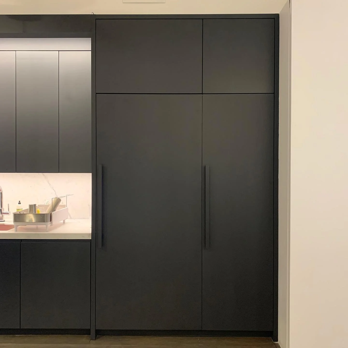 Custom appliance pulls to match dark gray cabinetry. Details, details.
.
.
.
.
.
.
.
.
.
.
#architecturaldetails #loftdesign #blackkitchen #subzero #customkitchen #appliancepulls #kitchendesign