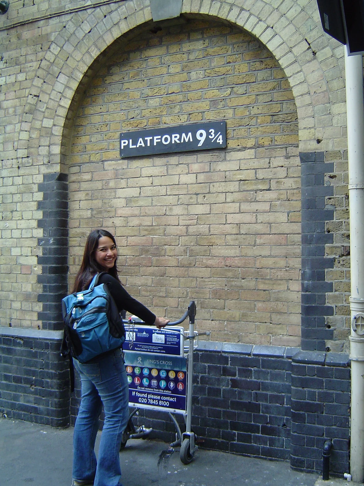 En el andén 9 y3/4, a punto de "tomar el tren" a Hogwarts.