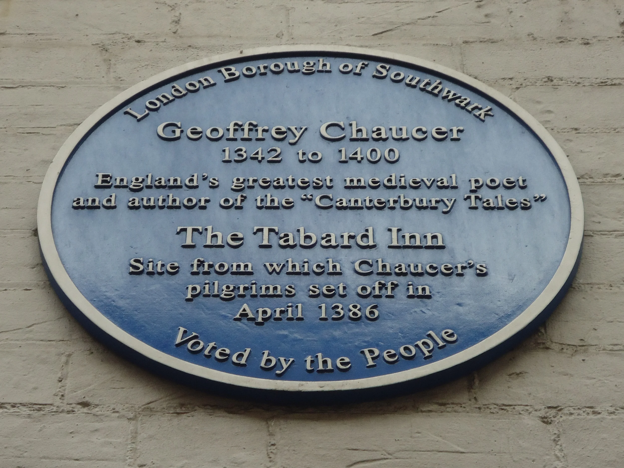 Una placa que indica el sitio de The Tabard Inn, donde los peregrinos de los Canterbury Tales se reunieron a contar sus historias.