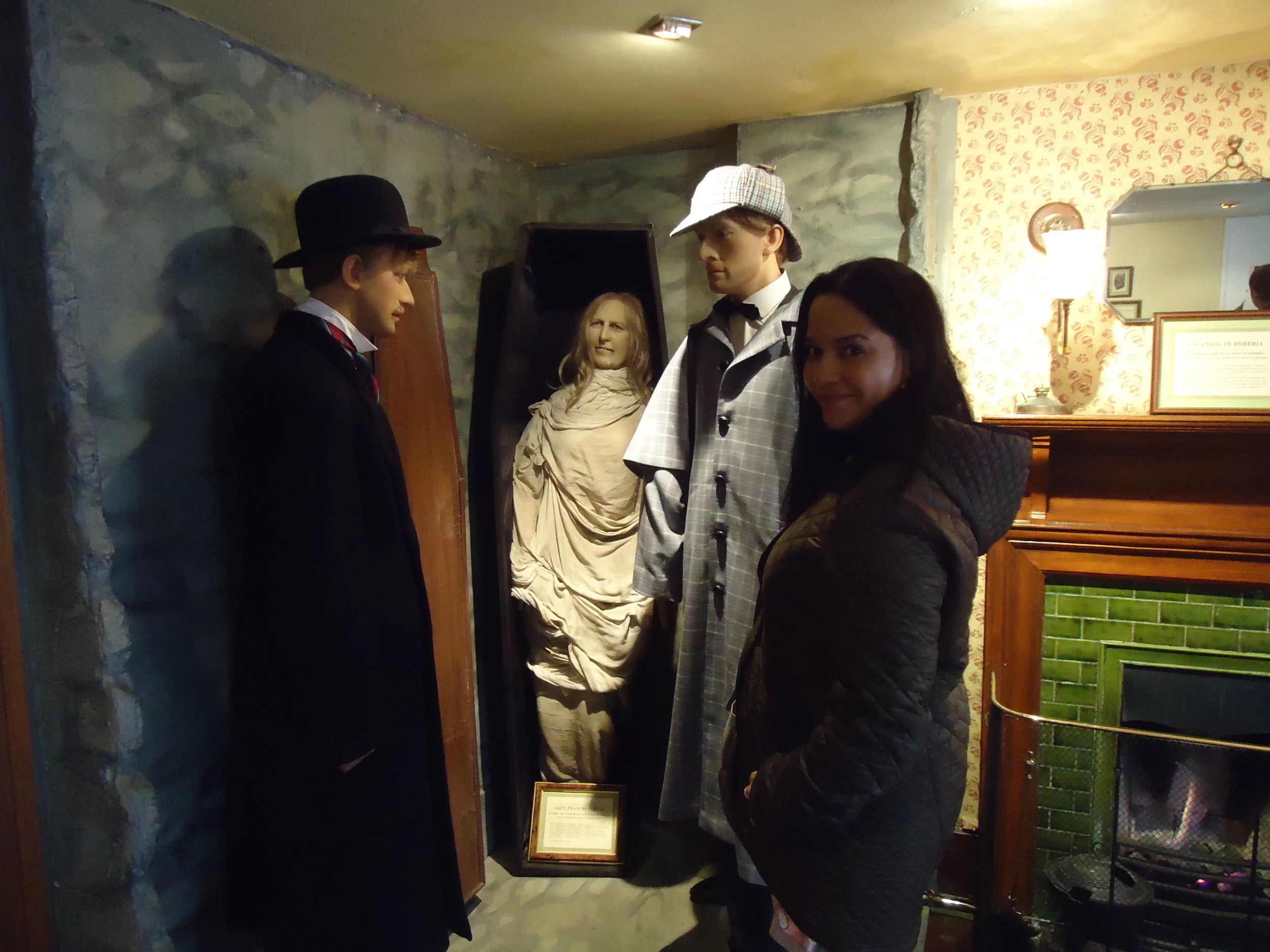 Ayudando a Sherlock y Watson a resolver un caso (en el Sherlock Holmes Museum, Londres).