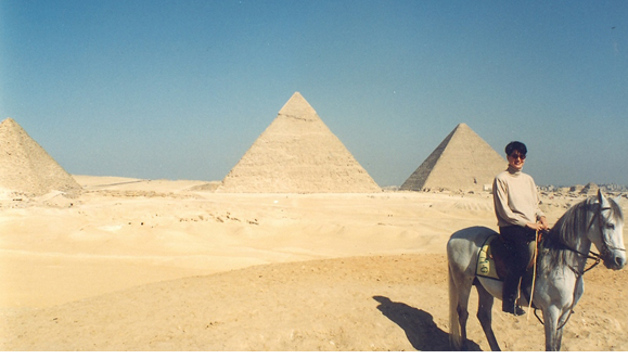  When I lived in Cairo I liked riding horseback near the
pyramids. 