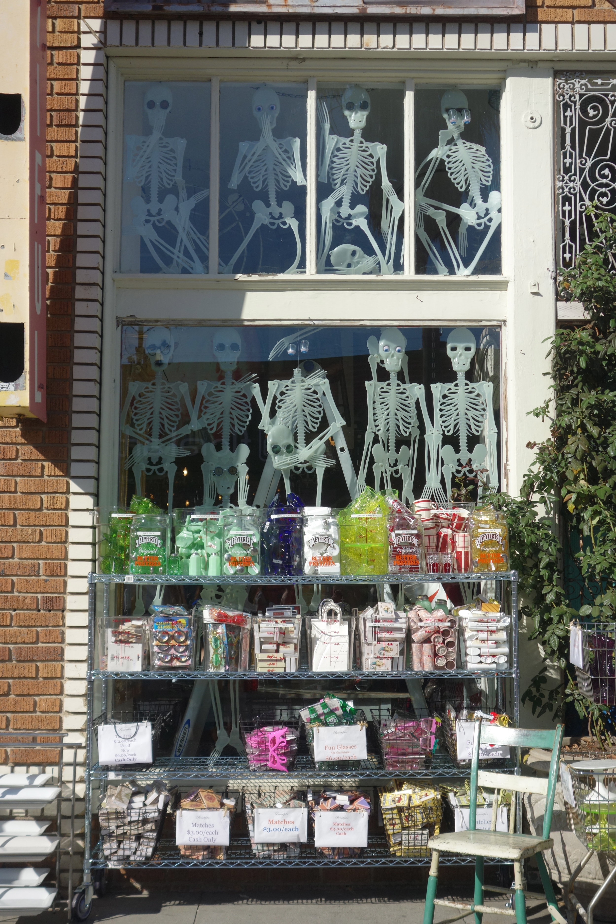 Halloween tricks and treats at Bountiful antique shop on Abbot Kinney. (Photo by Nicole Reed)