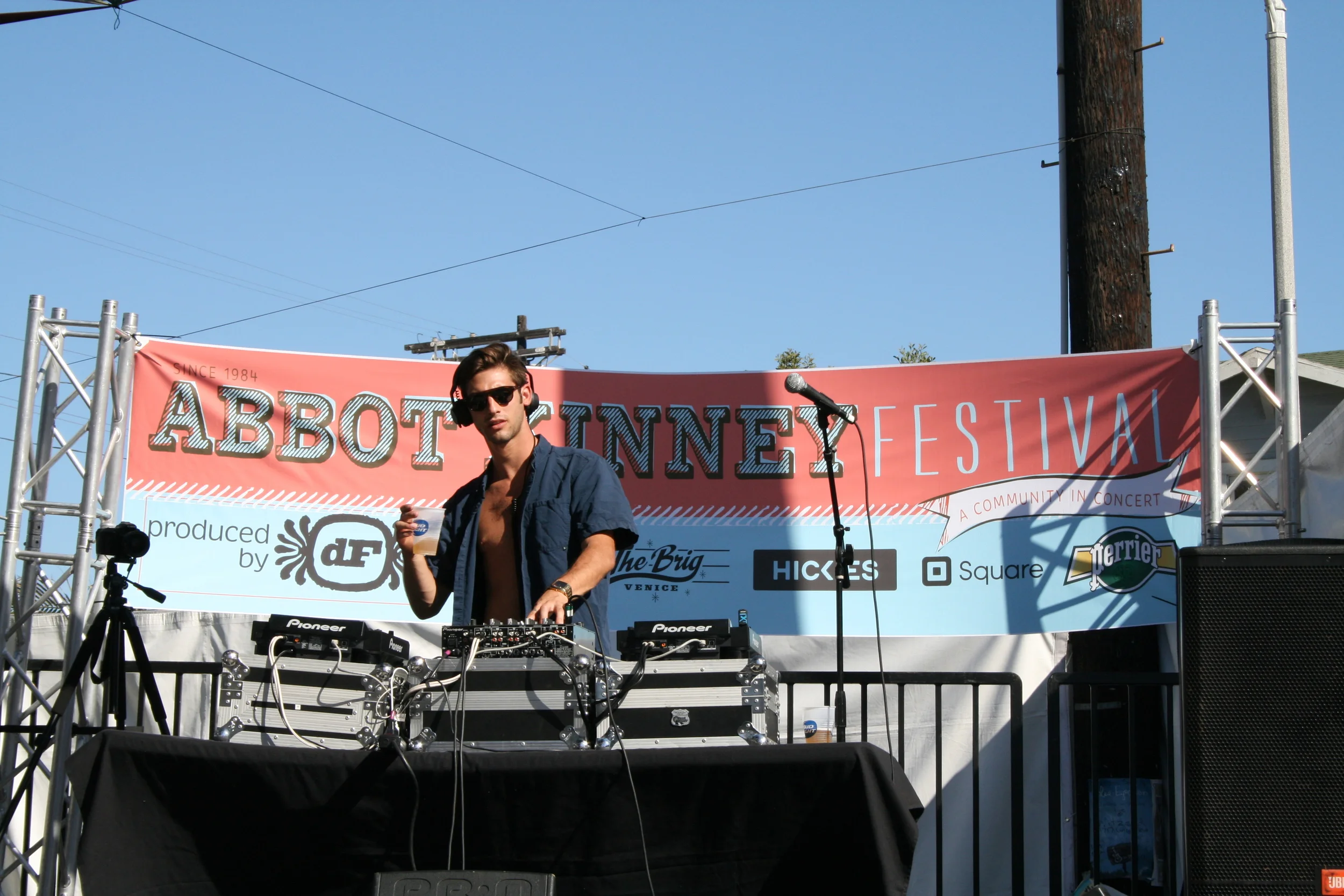  Abbot Kinney Festival DJ. (Photo by Kathy Urso) 