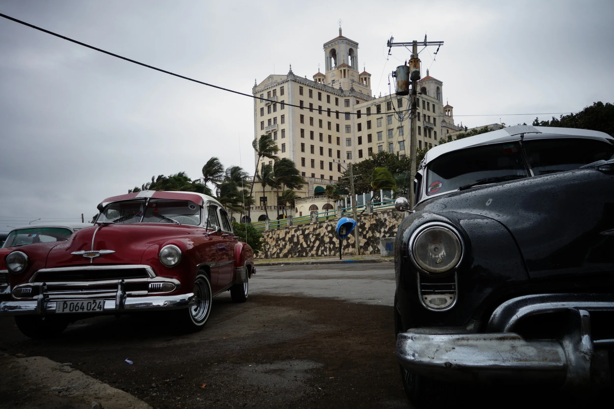  This is the iconic&nbsp; Hotel Nacional de Cuba , which overlooks the Havana seawall. The hotel was built by American developers in the late 20s and opened in December 1930. The art deco/ neo-classical/ neo-colonial architectural mashup was a popula