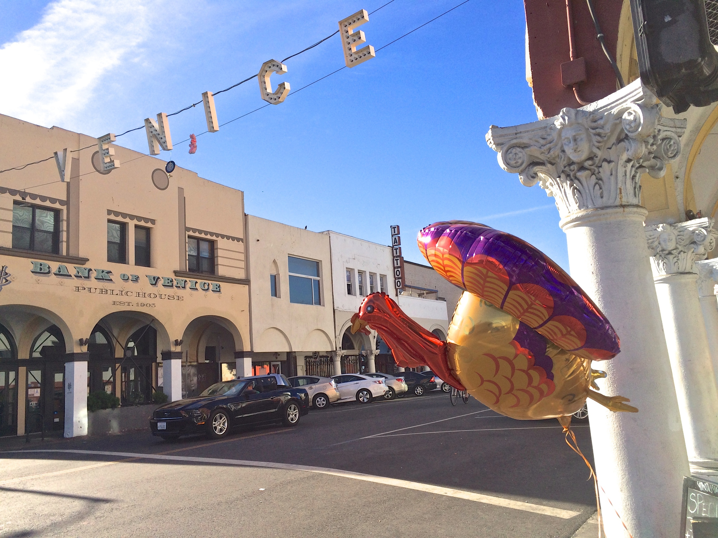 Turkey Day balloon at Pacific and Windward. ( Photo by Glennie Rabin )