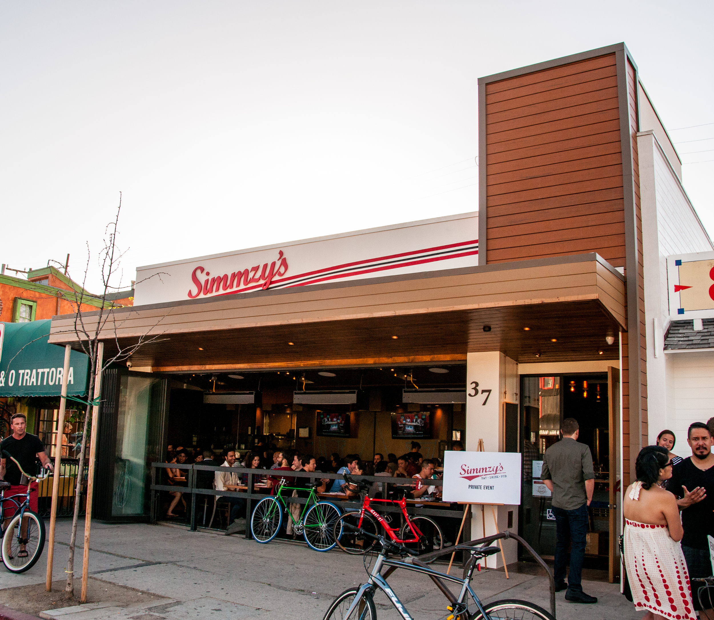 Simmzy's Venice Brings Burgers And Craft Beer To Washington Blvd.